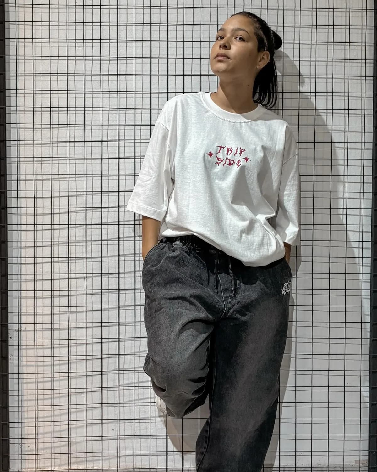 Camiseta Trip Side branca grafite feminina